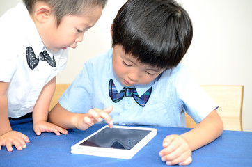タブレットを見る子供