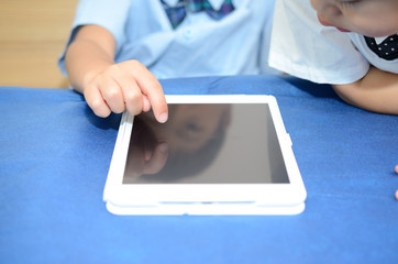 タブレットを見る子供