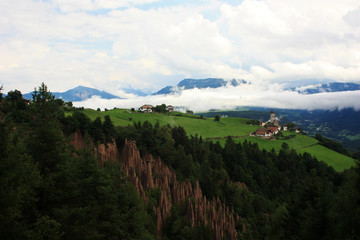 Obraz premium Chapel in the Dolomites Valley