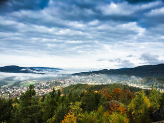 Panorama Ausblick auf den Bayerischen Wald im Herbst mit bunt gefärbten Bäumen