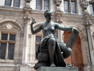 Obraz premium Paris, France - June 23th 2012 : Focus on a bronze sculpture on the parvis of the town hall of Paris. It's the allegory of Science by Jules Blanchard.