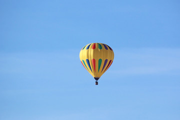 Fototapeta na wymiar hot air balloon in a blue sky