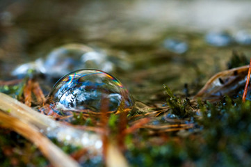 bolle d'aria colorate in una sorgente