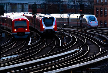 Züge Hauptbahnhof Eisenbahn Morgendämmerung Hamburg Deutschland Lichter Gleise Signale Reisen...