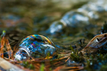bolle d'aria colorate in una sorgente