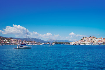 Naklejka premium Scenic view of Poros island in a typical summer day. Old town with traditional white houses near the sea. Saronic gulf, Greece, Europe.