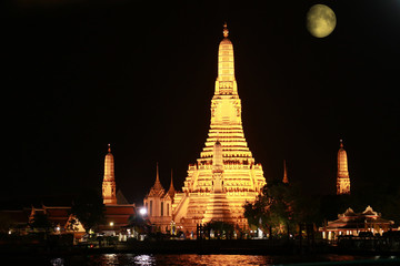 Naklejka premium Wat Arun pagoda in a night