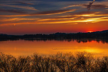 Fototapeta premium Sonnenuntergang im Frühling an einem See