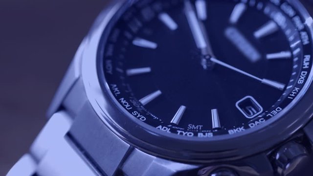 時を刻む腕時計の秒針