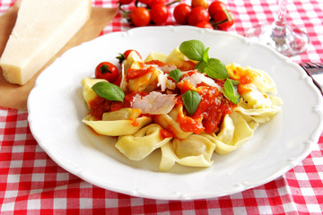 Tortellini with tomato and basil sauce