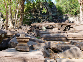 Obraz premium Beng Mealea ancient temple ruines in the middle of jungle forest in Sieam Ream, Cambodia