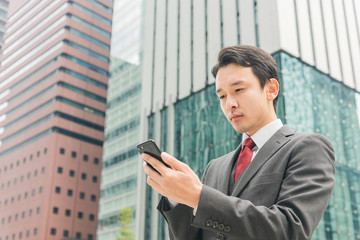 Fototapeta premium スマートフォンを操作する男性 ビジネスマン
