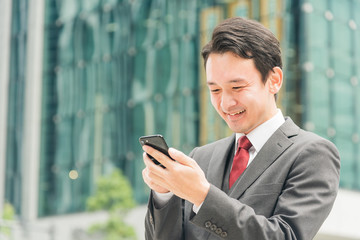 スマートフォンを操作する男性　ビジネスマン