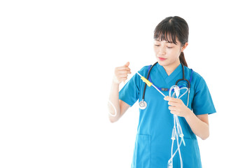 点滴を使う笑顔の若いナース