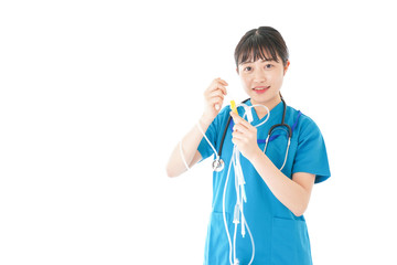点滴を使う笑顔の若いナース