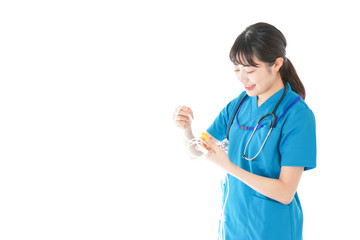 点滴を使う笑顔の若いナース