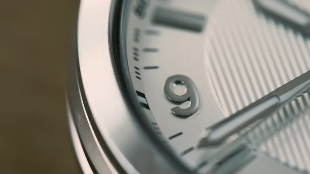 時を刻む腕時計の秒針