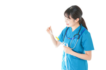 点滴を使う笑顔の若いナース