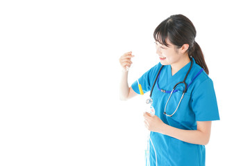 点滴を使う笑顔の若いナース