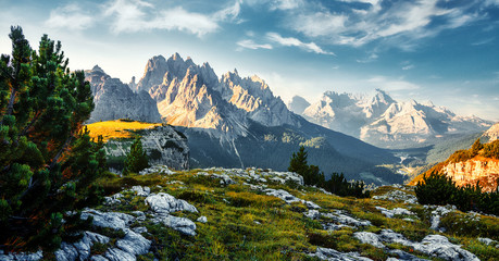Fototapeta premium Niesamowita kolorowa scena poranna nad Alpami w Dolomitach podczas wschodu słońca. Wspaniały krajobraz przyrody. Niesamowite wyżyny alpejskie w słoneczny dzień. doskonałe niebo ahd majestatyczne szczyty gór w słońcu