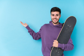 Young caucasian skater man isolated showing a copy space on a palm and holding another hand on waist. - Powered by Adobe