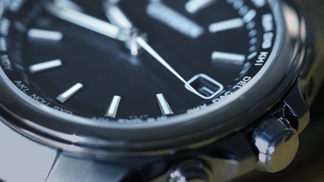 時を刻む腕時計の秒針