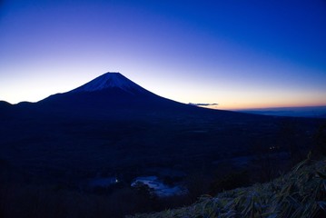 Fototapeta na wymiar 富士山　夜明け　朝　青空　雪　雪山