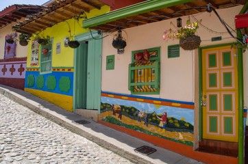 Fototapeta na wymiar Fachadas multicolor con zocalo pintados en Guatape, Antioquia. Uno de los pueblos mas lindos de Colombia