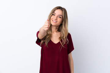 Fototapeta premium Młoda kobieta na białym tle drżenie rąk za zamknięcie dobrą ofertę