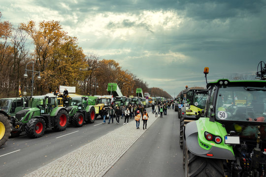 Landwirte setzen ein Zeichen - Berlin-Demo - Anfahrt mit den Traktoren