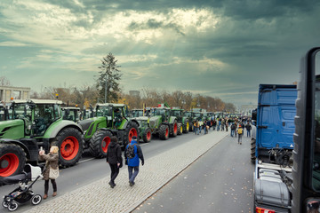 Trecker - Demo - Landwirte setzen ein Zeichen - Unzufriedenheit mit der Agrapolitik