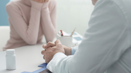 Obraz na płótnie Canvas Doctor giving a consultation to a patient