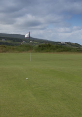 Obraz premium Golf flag on green in Cape Breton