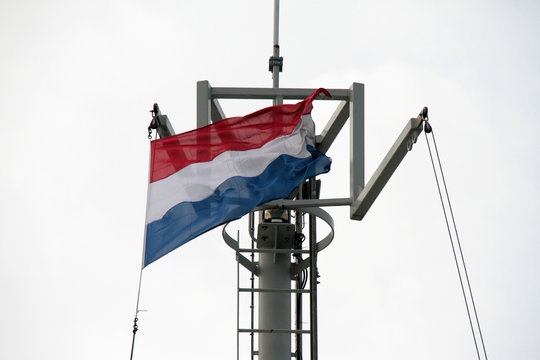 Flagge der Niederlande am Schiffsmast