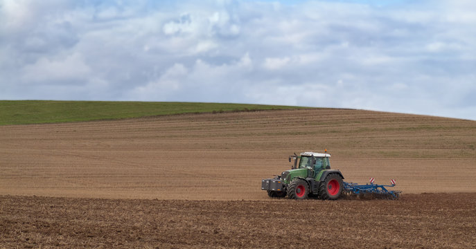 Traktor bei der Feldarbeit