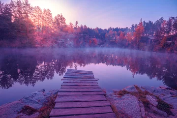 Fototapeten Magischer Sonnenaufgang über dem See. Kiefern am Seeufer. Ruhiger See am frühen Morgen. Naturlandschaft © vvvita
