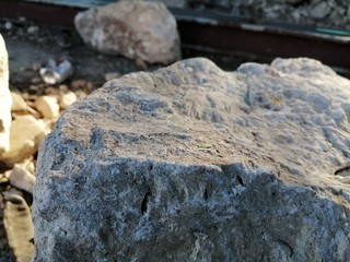 Rocas de construcción en el suelo