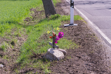 ein Unfallkreuz am Stra&szlig;enrand