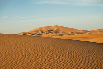 Atardecer en el desierto con dunas de fondo. Erg Chebbi, Marruecos.
