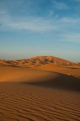 Atardecer en el desierto con dunas de fondo. Erg Chebbi, Marruecos.