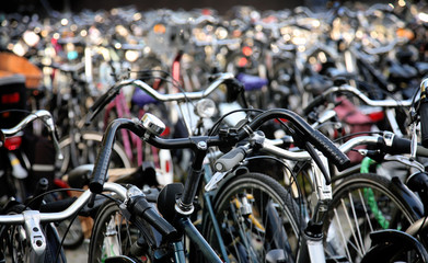 Fototapeta na wymiar eine Menge abgestellter Fahrräder .