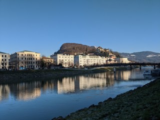 Die Salzach in Salzburg mit dem Kapuzinerberg im Hintergrund