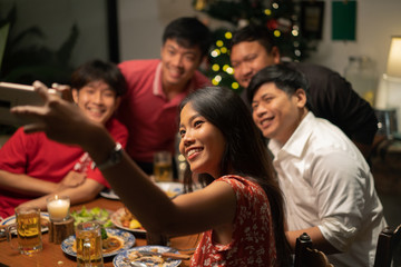 Obraz na płótnie Canvas Asian groups have parties, dine and beer. In the evening, at home, they take a selfie.
