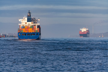 Schiffe Elbe Container Transport Übersee Terminal Deutschland Hamburg Seeweg Wasserstraße Verkehr Wirtschaft Globalisierung Elbvertiefung Kapitän Seefahrt Romantik