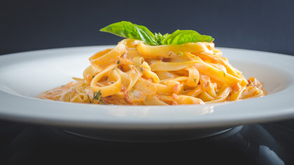 pasta italiana con salsa rosa