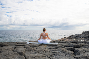 Fototapeta premium Yoga und Meditation auf Lavafelsen
