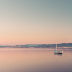 bateau ancien de pêche sur la mer méditerranée à l'aube