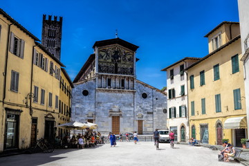 Fototapeta na wymiar Lucca, Italy - 21.05.2016 - historic Piazza San Frediano with the church of the same name