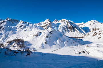 Fototapeta na wymiar Riale, a typical Val Formazza village with snow.