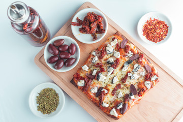 pizza cuadrada con queso de cabra